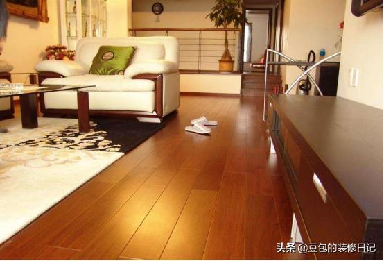 装修房子地板是白色好看吗,装修房子铺地暖好还是不铺好