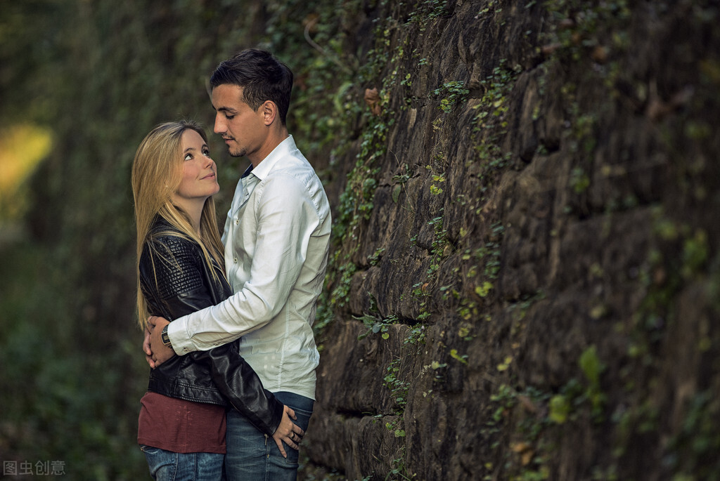 从心理学看出一个男生喜不喜欢你,心理学角度分析男人之间存在对比