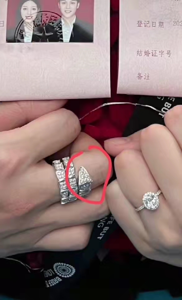 小猪先生终于官宣领证！不忘带货送香水，还戴假戒指晒照被群嘲