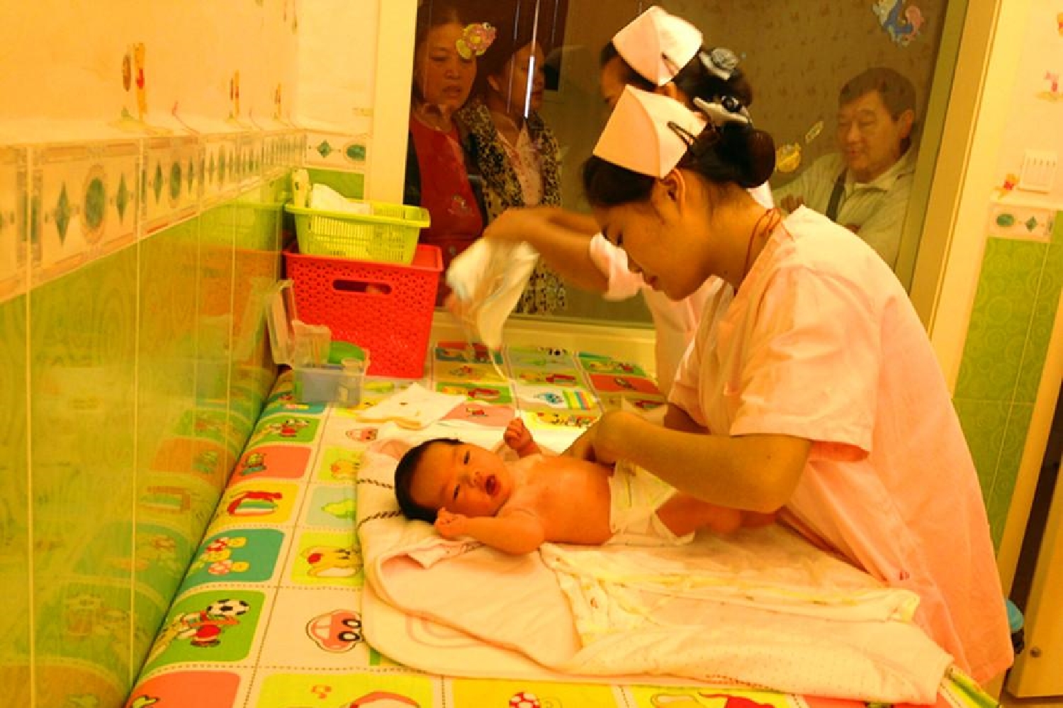 冬天多久给宝宝洗一次头比较合理,冬天浴霸正确使用方法