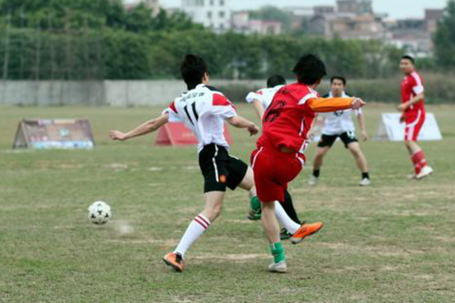 在足球场上训练队友该说的话,和球队一起踢球需要注意什么