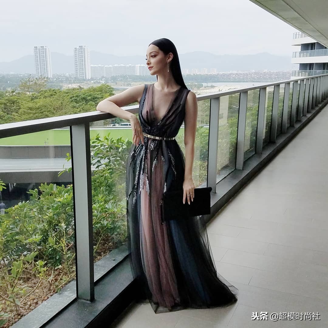 美人不做“花瓶”?她会芭蕾提琴走秀演戏,还是门萨高智商会员