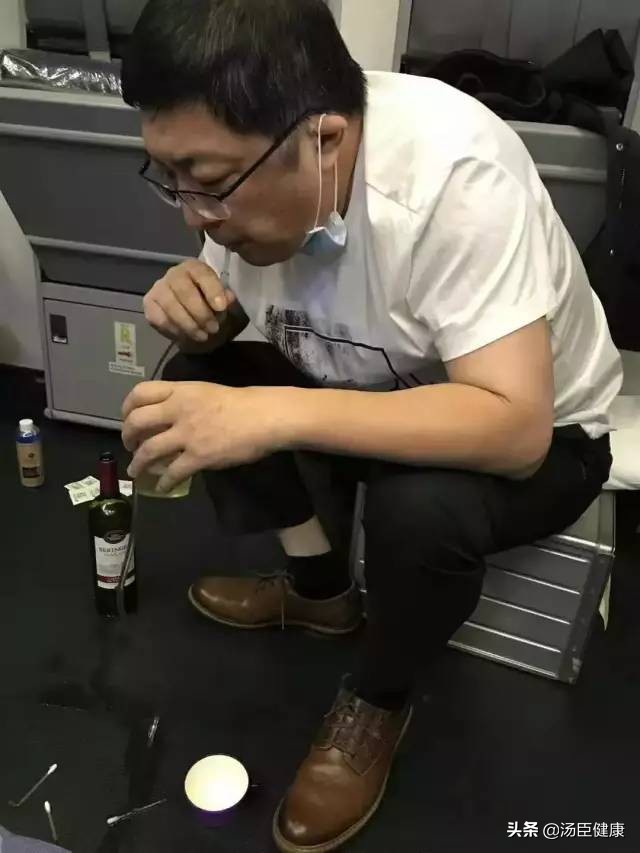 飞机吸尿救人的两位医生,医生在飞机上吸尿救人