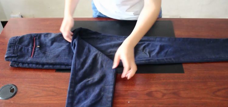 叠牛仔裤的简单叠法,叠短牛仔裤小技巧