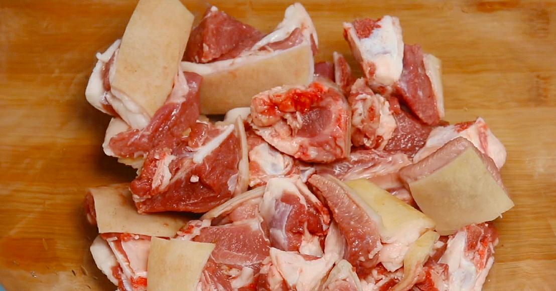 羊肉要怎样洗才没膻味又好吃,焯水羊肉的正确方法