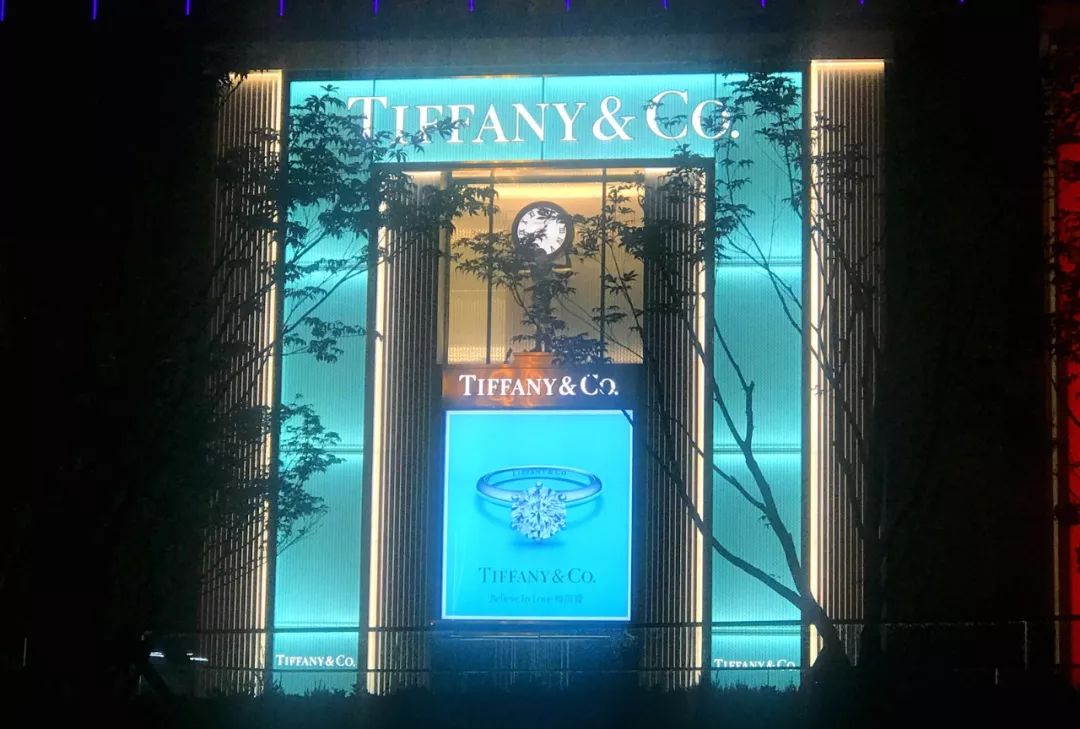 推出万元以下的精巧饰品、上线电商功能，蒂芙尼的转型之路