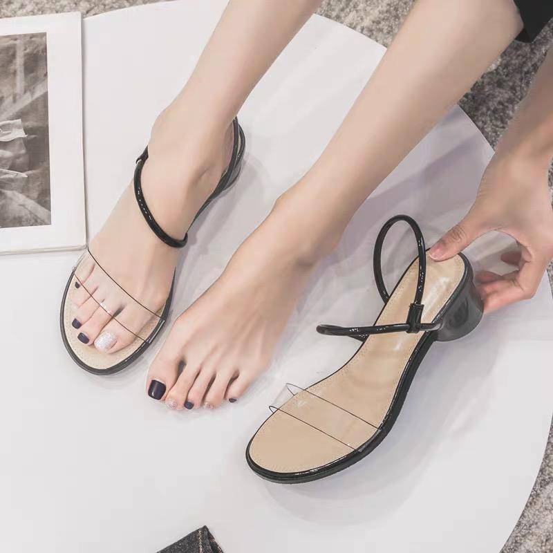 今夏的细带高跟鞋更显脚瘦，打造纤纤玉足，男友看过直呼爱了