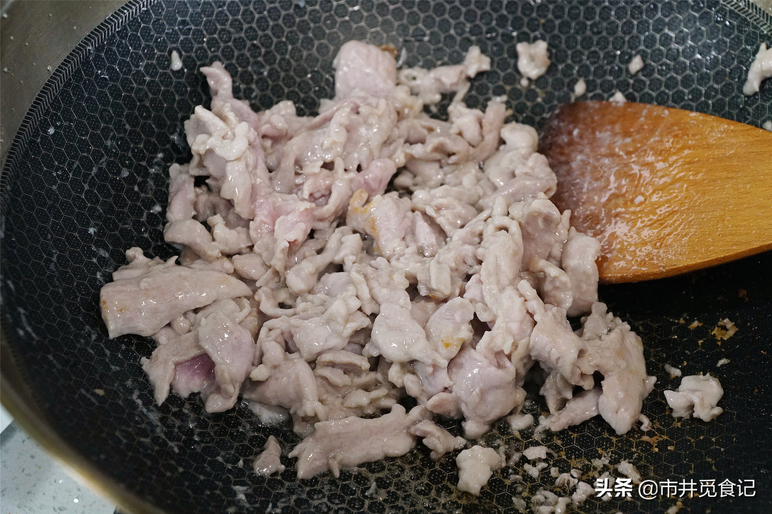 炒肉片是先腌一下好还是不腌好,炒肉片时裹淀粉