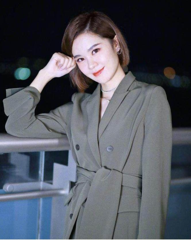 郁可唯皮衣造型,郁可唯黑色大衣