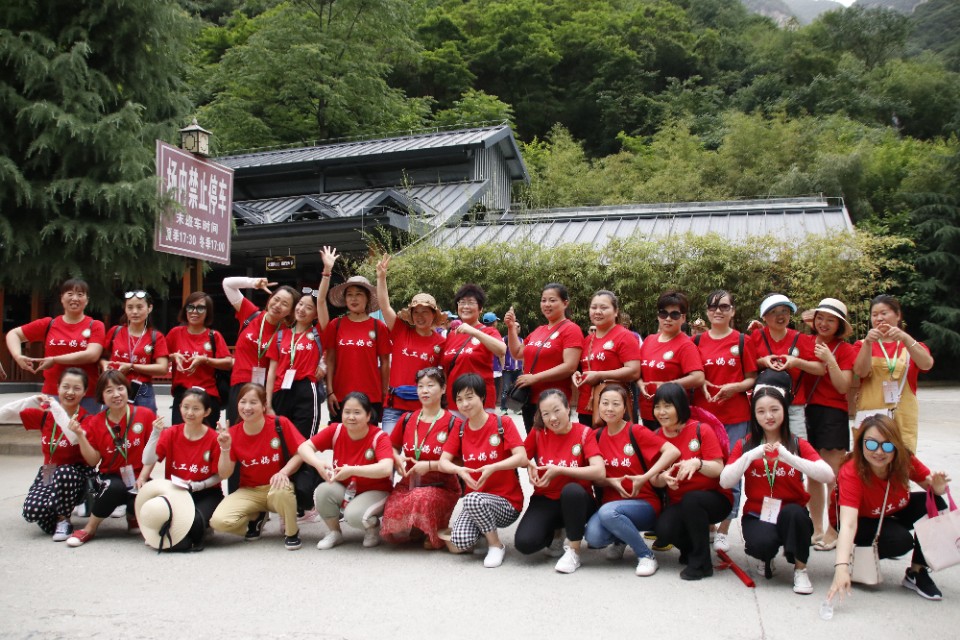 610名可爱的孩子在少华山共绘70米中华龙、千人高歌中国梦!