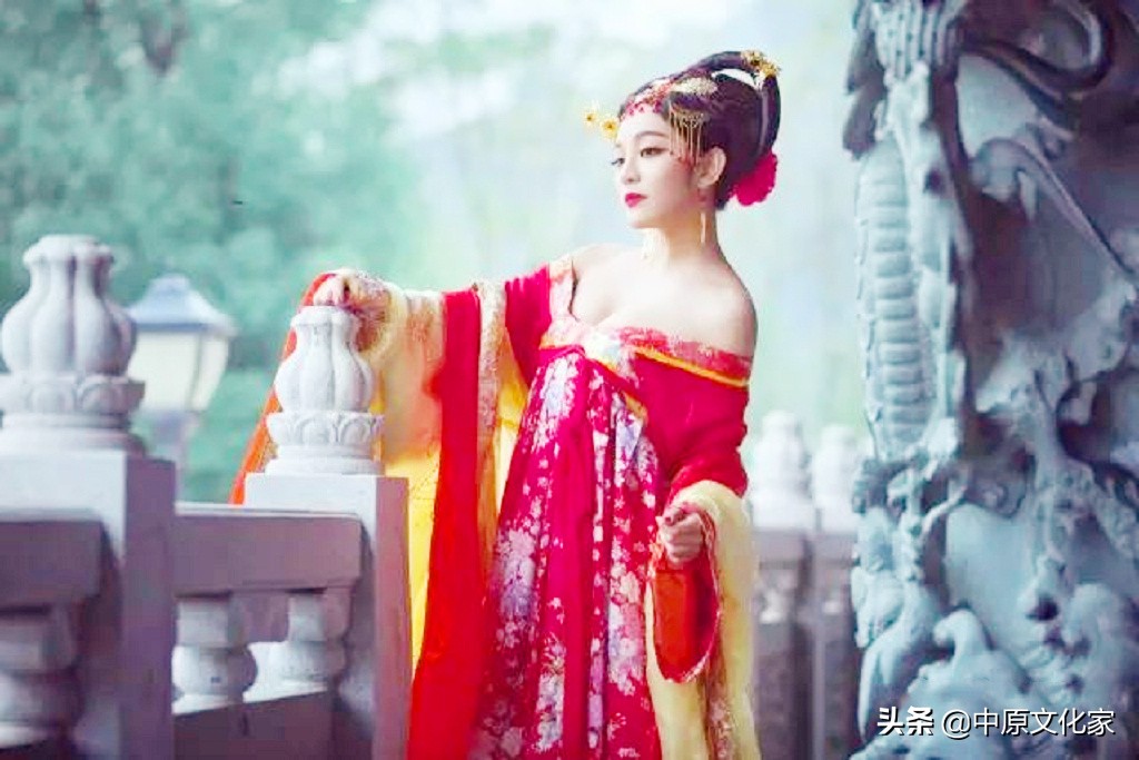 唐代女人上穿短襦或衫下着长裙,佩披帛,显得如此高贵而自信