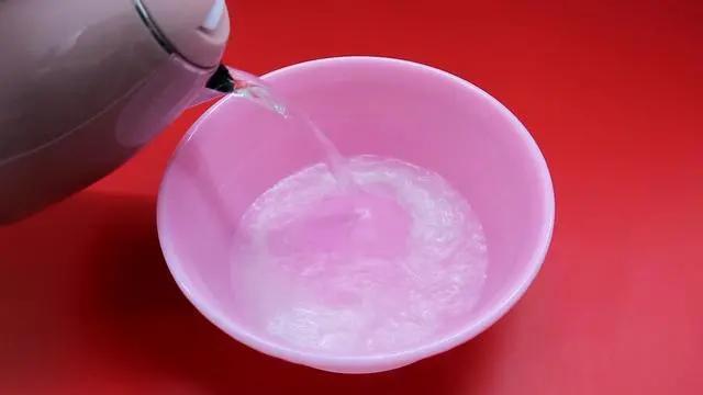 白衣服怎么洗不会花,白衣服穿脏了怎么洗才能变白