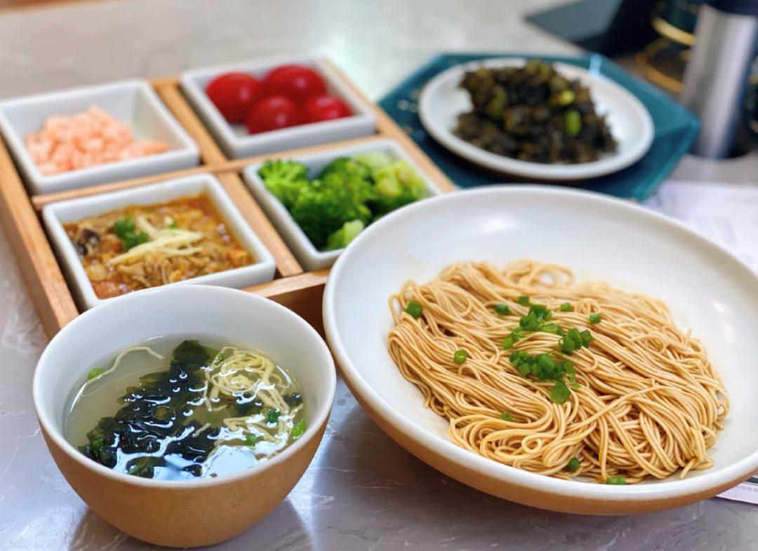 面馆免费吃面带动招牌面狂销300碗,人均100左右的上海面馆