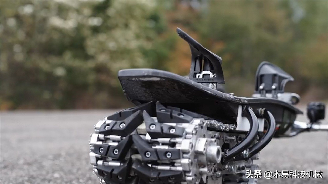 外国小哥滑板,老外履带滑板车