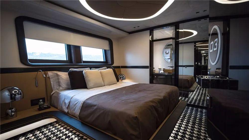 开过我们的豪车，再坐一坐我们的游艇！