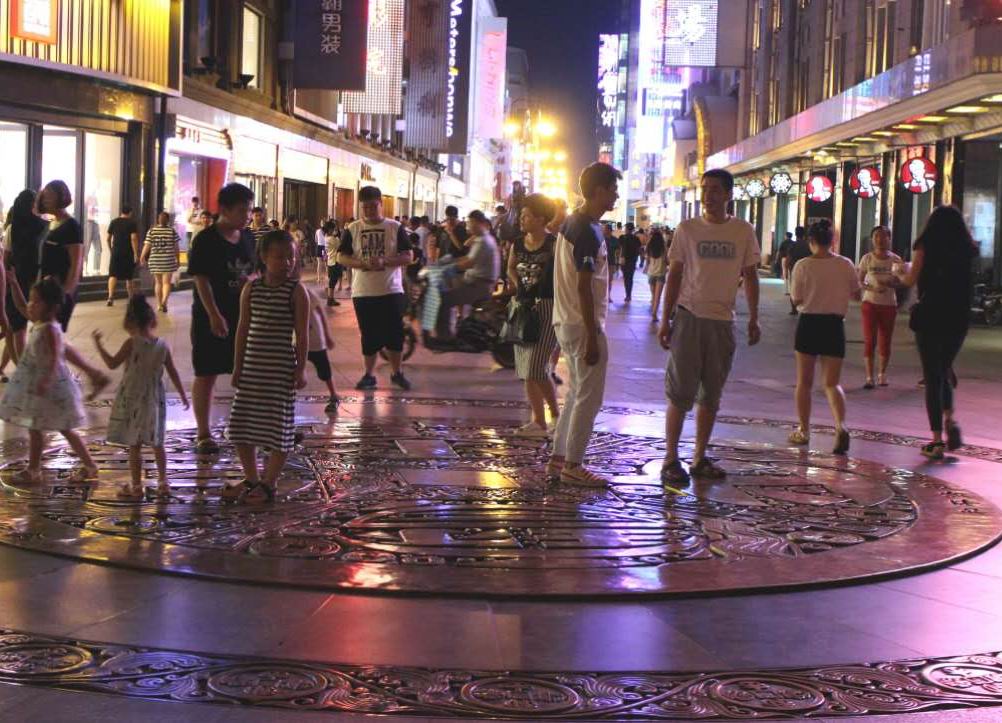 80年代滨江道创潮流奇迹，地摊日营业额4000块，一条时装裙上千元