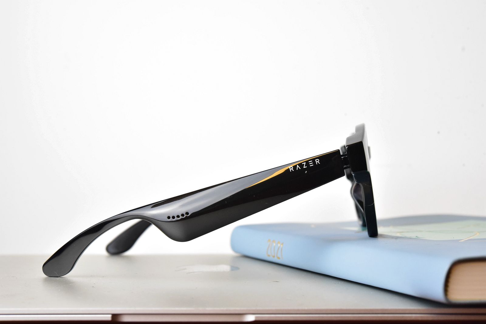 戴着眼镜就能听歌、接电话,你无法想象这是外设大厂雷蛇的操作