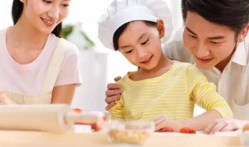 父母玩手机小孩做家务,爸妈玩手机孩子做饭