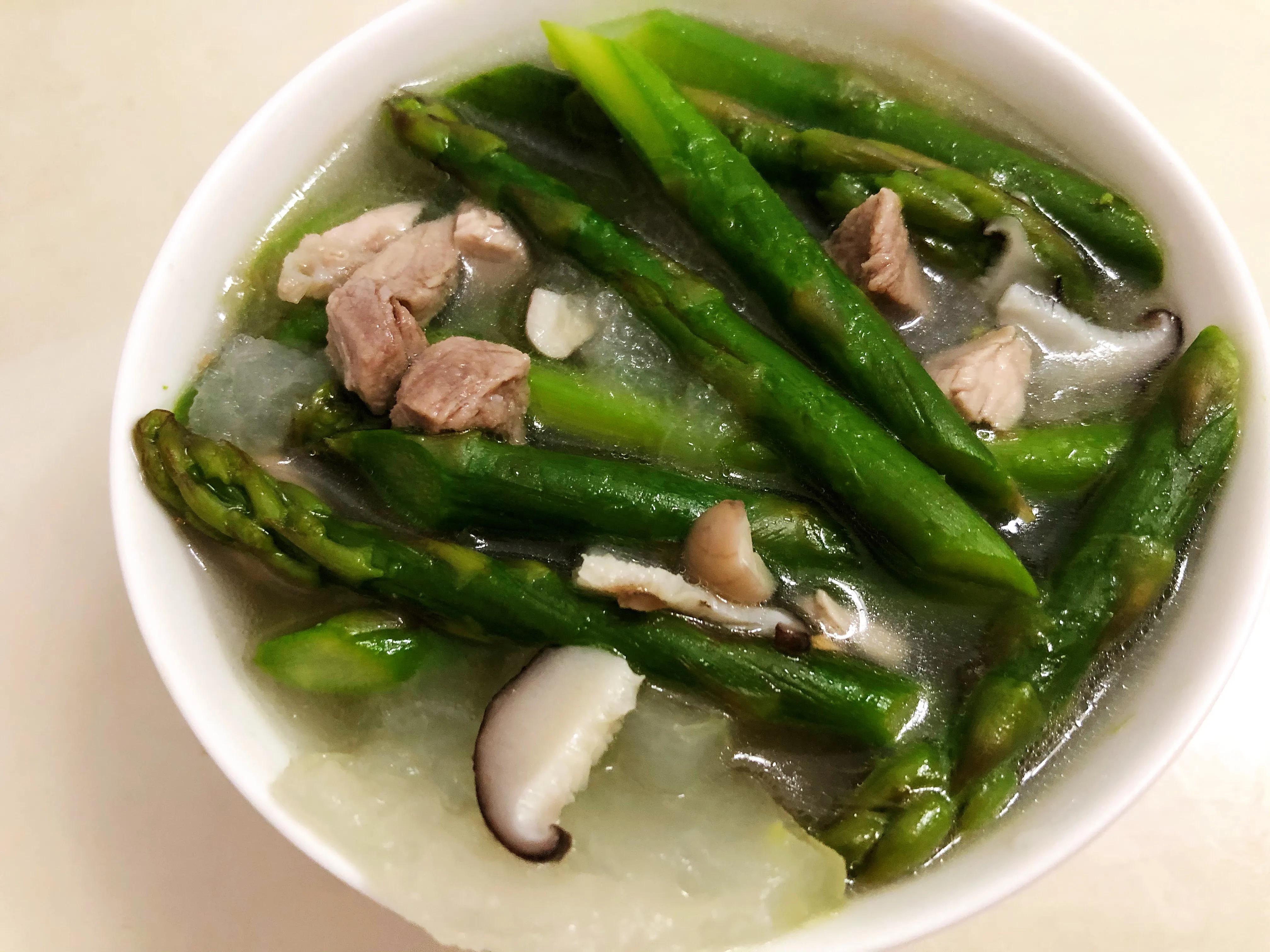 琳子阿姨家的日常菜谱五，夏日花样菜汤芦笋瘦肉汤，蔬菜中的海鲜