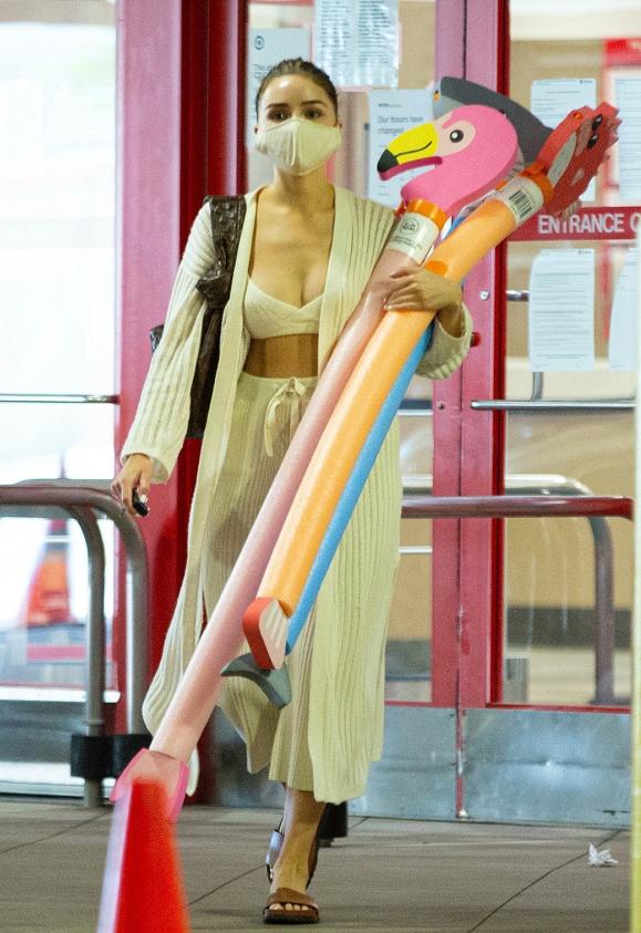 奥莉维亚·库尔普身穿长款条纹雪纺开衫,轻盈飘逸,仙气十足