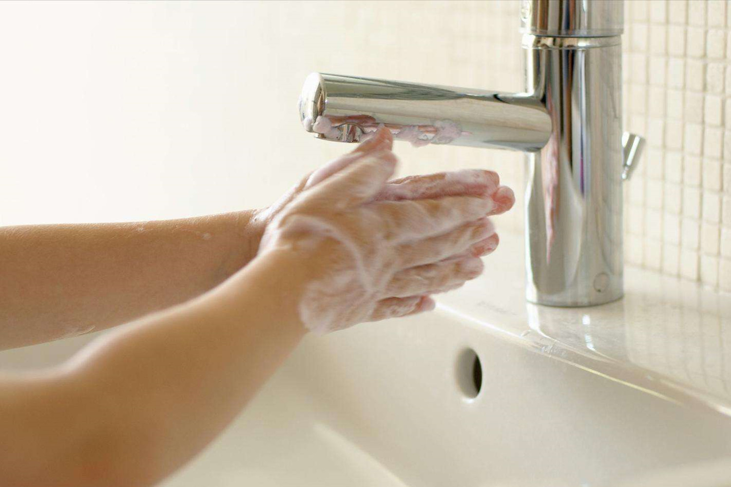 宝宝身上起了一块干燥起皮还有泡,宝宝身上起疙瘩破了还流水