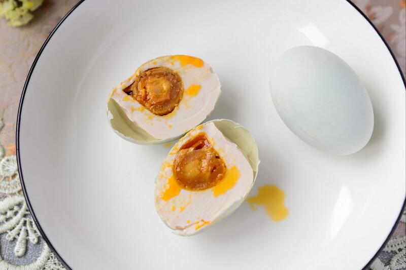 好吃又下饭的咸鸭蛋，教你自己在家腌，个个起沙流油，夏日必备