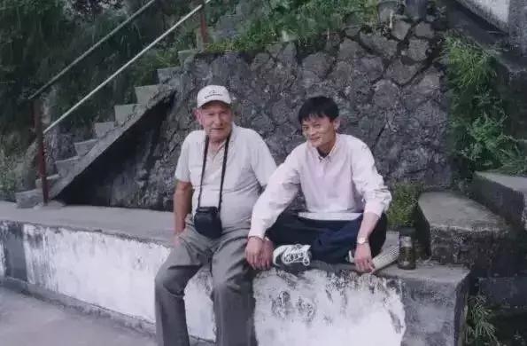 “马老师”上岗了!马云卸任阿里董事局主席,明天起他要做这些事