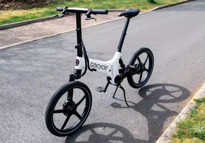 c罗购买的黑色的车 (c罗的车多少元)