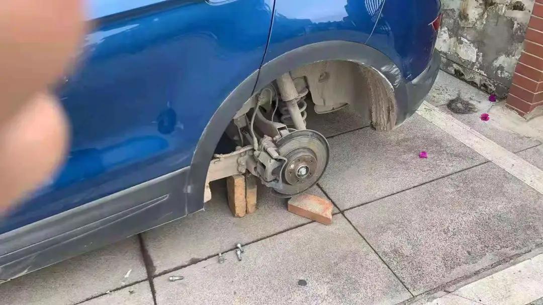 修车工偷开宝马车外出,汽修工偷开走客户的豪车撞报废