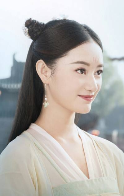 她因N号房事件发长文，自述曾被男老师性骚扰，成首位发声女星