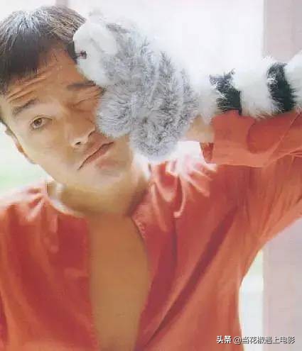 他自甘堕落演抹黑香港警察，“惯犯”王喜的劣迹何止这一桩