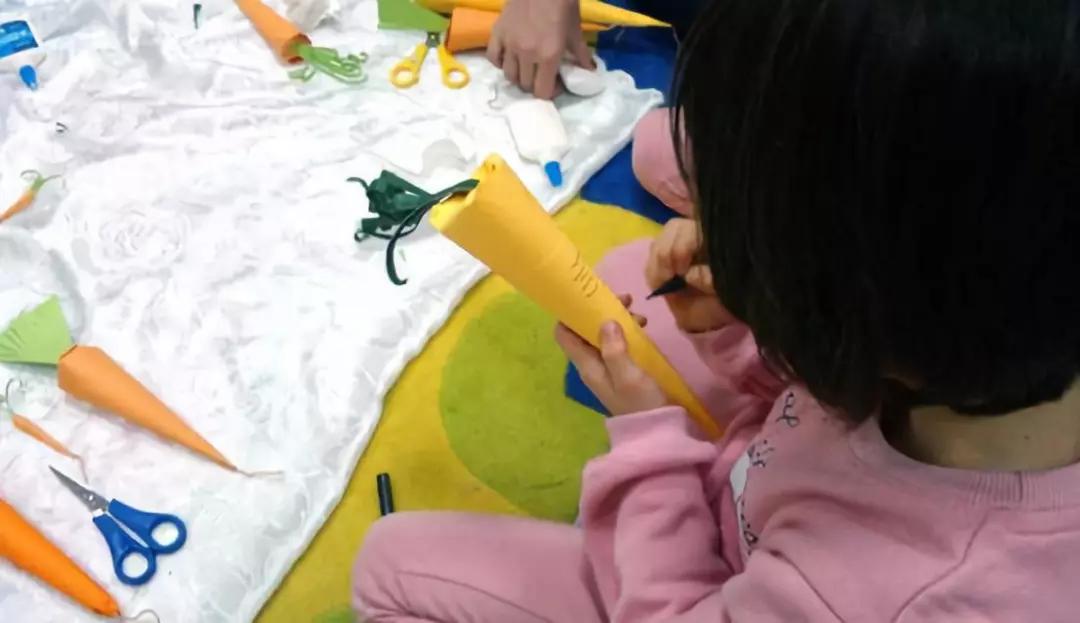 胡萝卜手工作品幼儿园简单教程,手工布艺胡萝卜制作过程图片