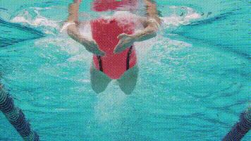 蛙泳腿收翻脚容易露出水面,中游体育蛙泳怎么收腿