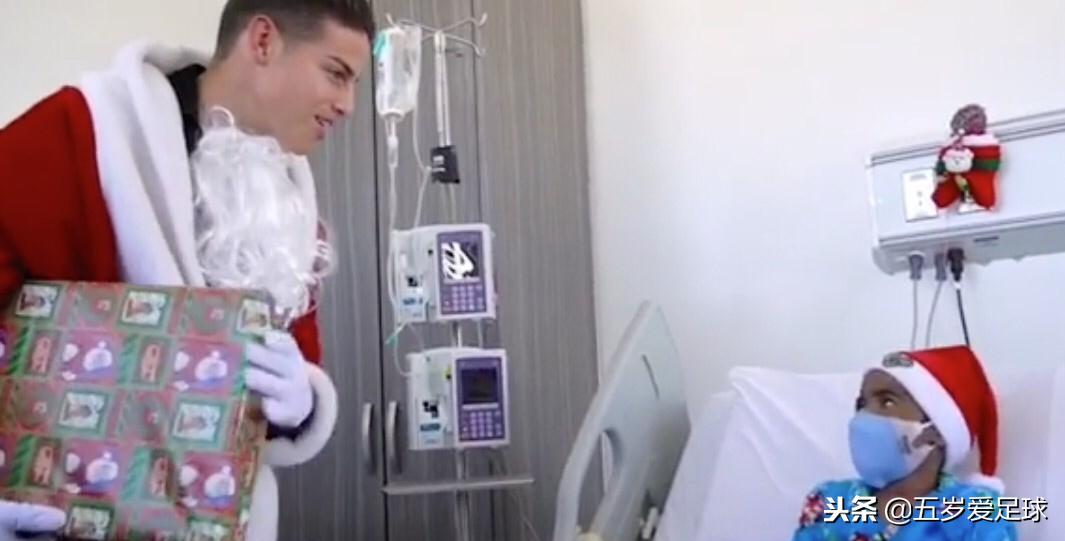 足球球星给中国人温暖时刻,足球球星对小球迷暖心时刻