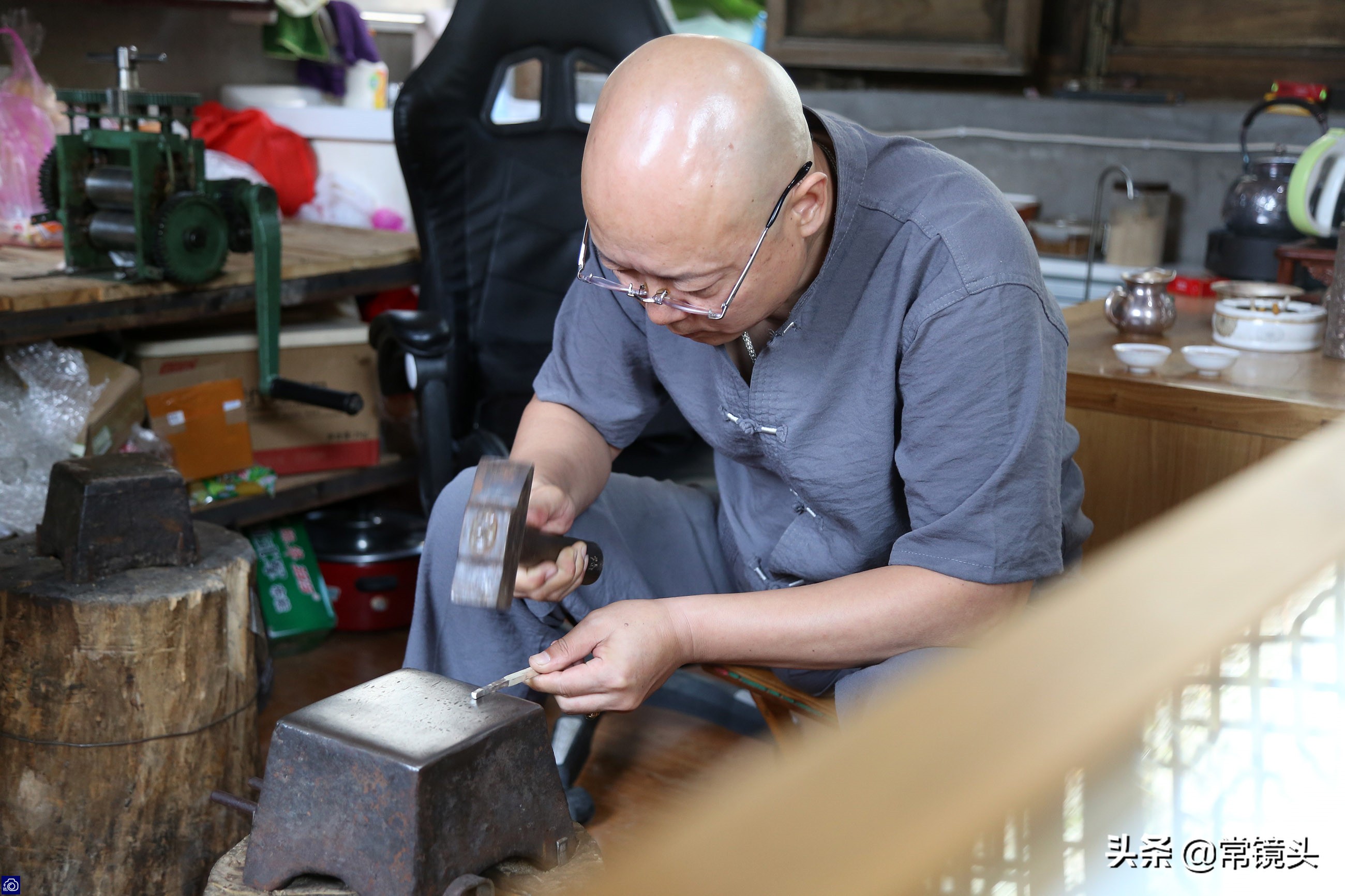 司机大叔辞职做银匠，如今成非遗传人，家里用的水杯都是银子做的