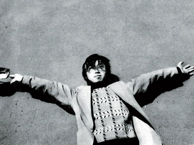 海子25岁自杀后,留下5封遗书,都有写道:我的死,是他俩造成的