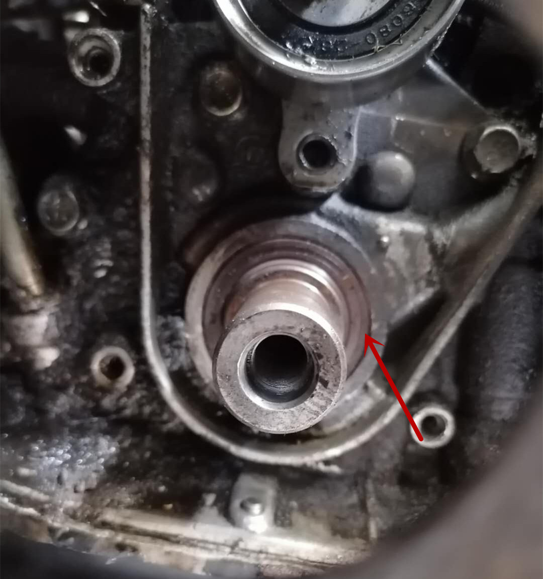 发动机漏油损伤皮带,发动机皮带断裂堵塞油底壳