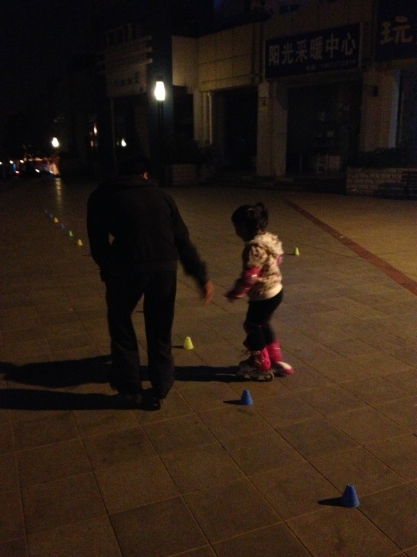 小朋友学习轮滑的技巧,小朋友轮滑的技巧