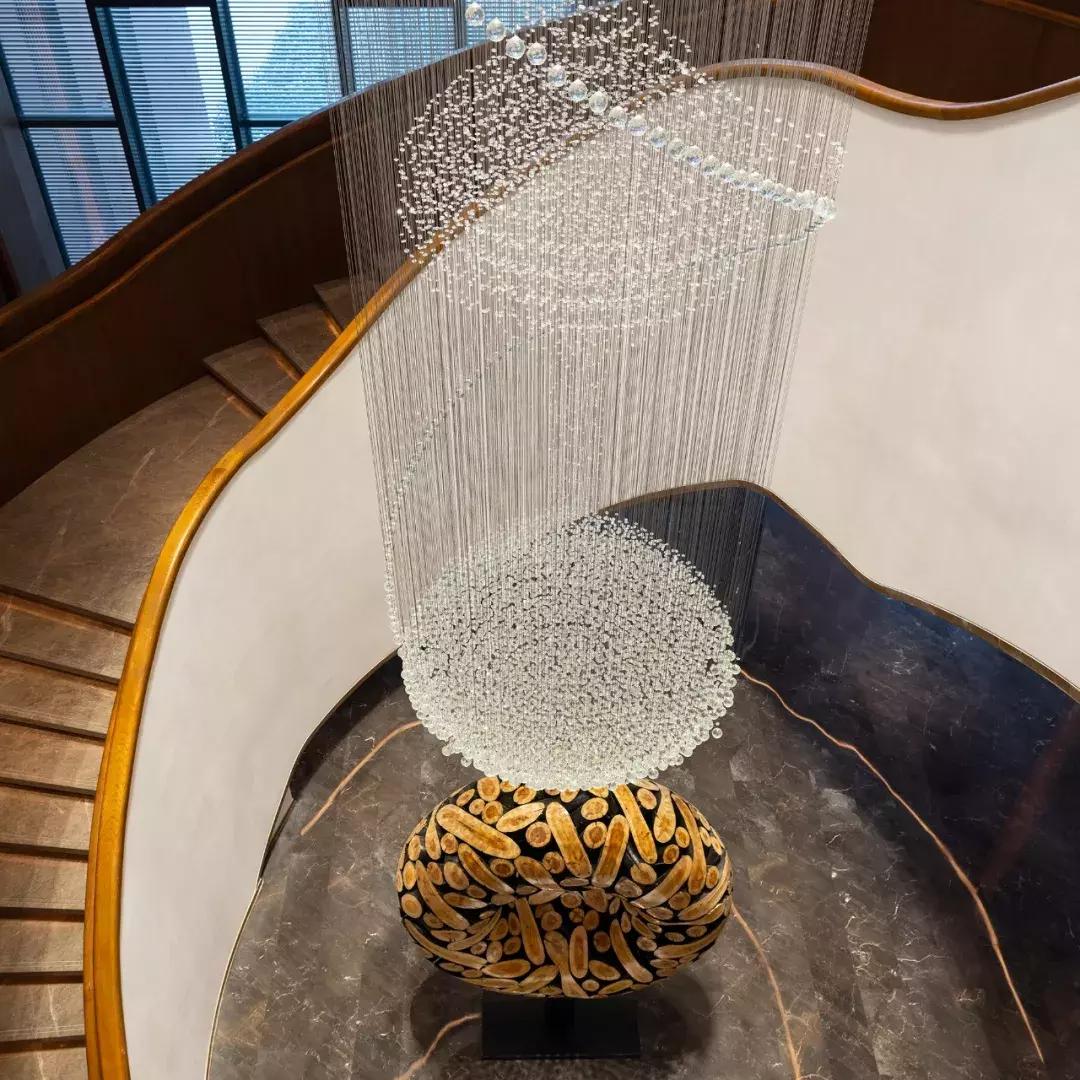 躺酒店床上看风景,躺在星级酒店房间床上看电视