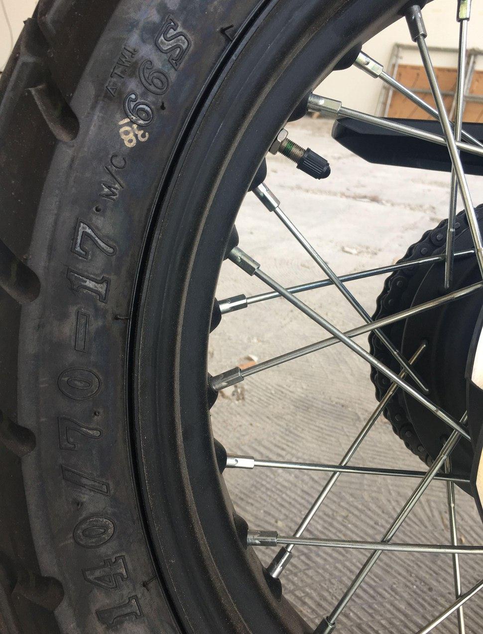 同事买了一辆日系车,同事买的摩托车