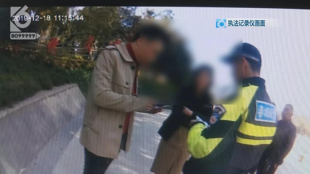 这波操作太上头!别人开业送花篮法拉利大哥开业送驾照