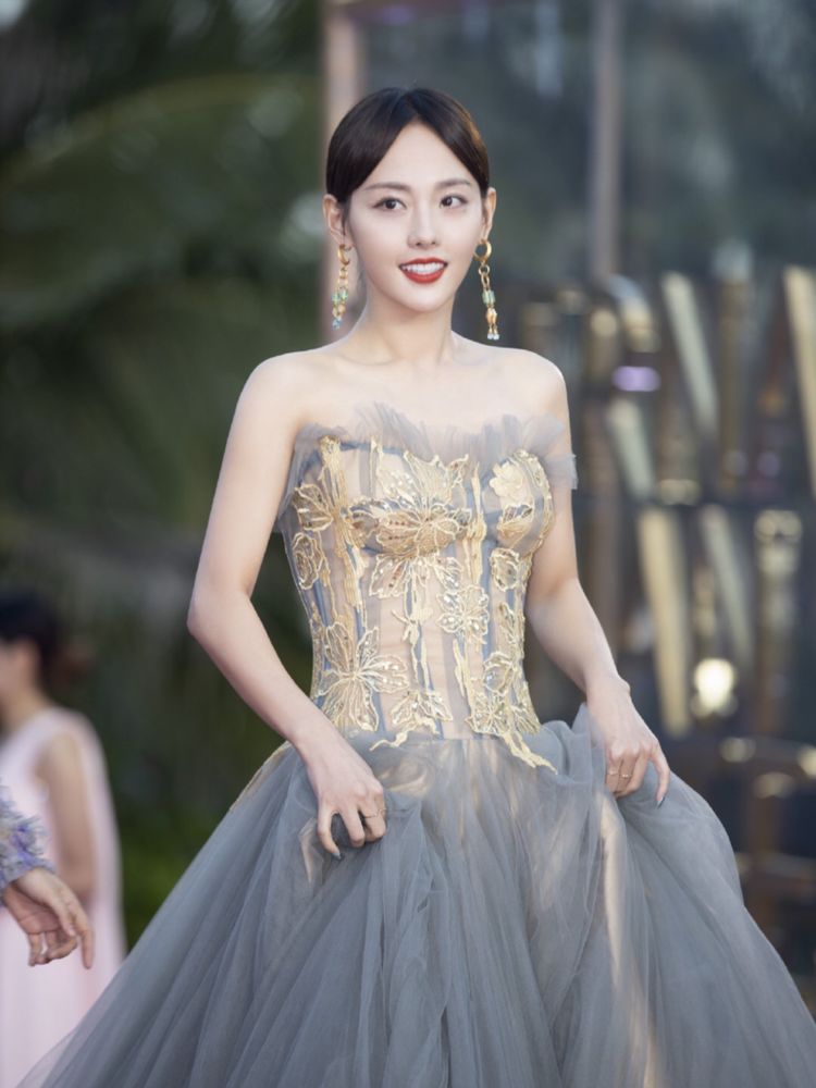 张嘉倪蓝色抹胸礼服,张嘉倪穿微透长裙