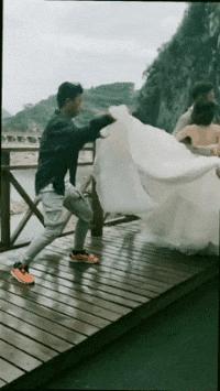 开心一刻gif下雨天,搞笑gif笑到肚子疼意外瞬间特辑