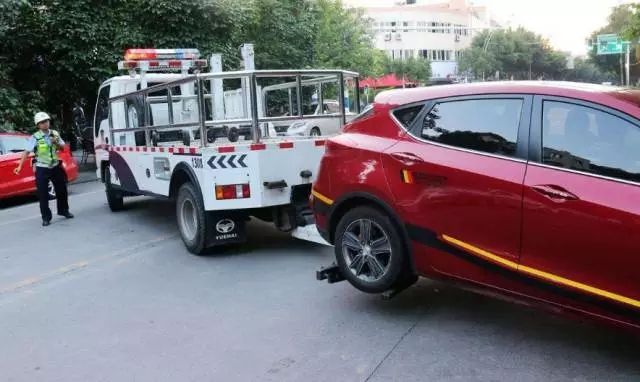 车被碰到了可以要求赔哪些费用,车被交警拖走了回去之后怎么追究