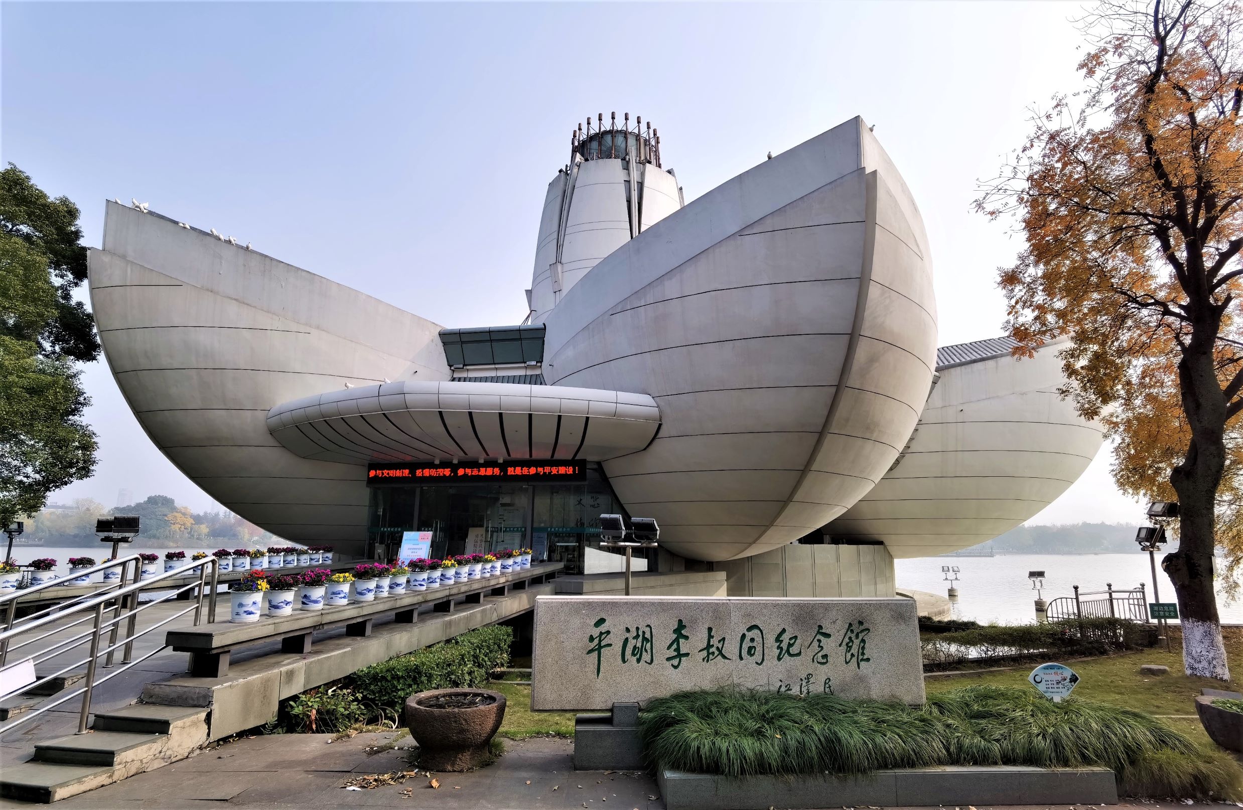 送别长亭外古道边芳草碧连天译文,长亭外古道边送别是谁写的