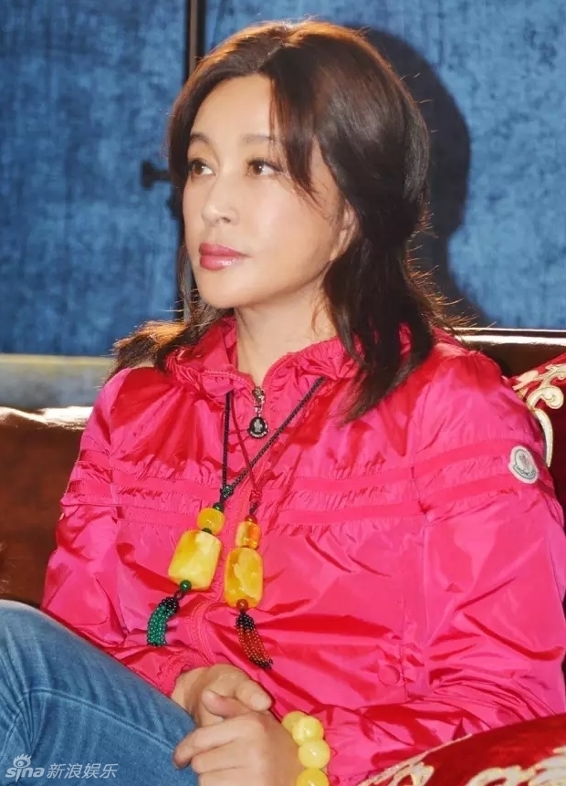 刘晓庆蜜蜡手镯价值多少,刘晓庆戴的大琥珀蜜蜡