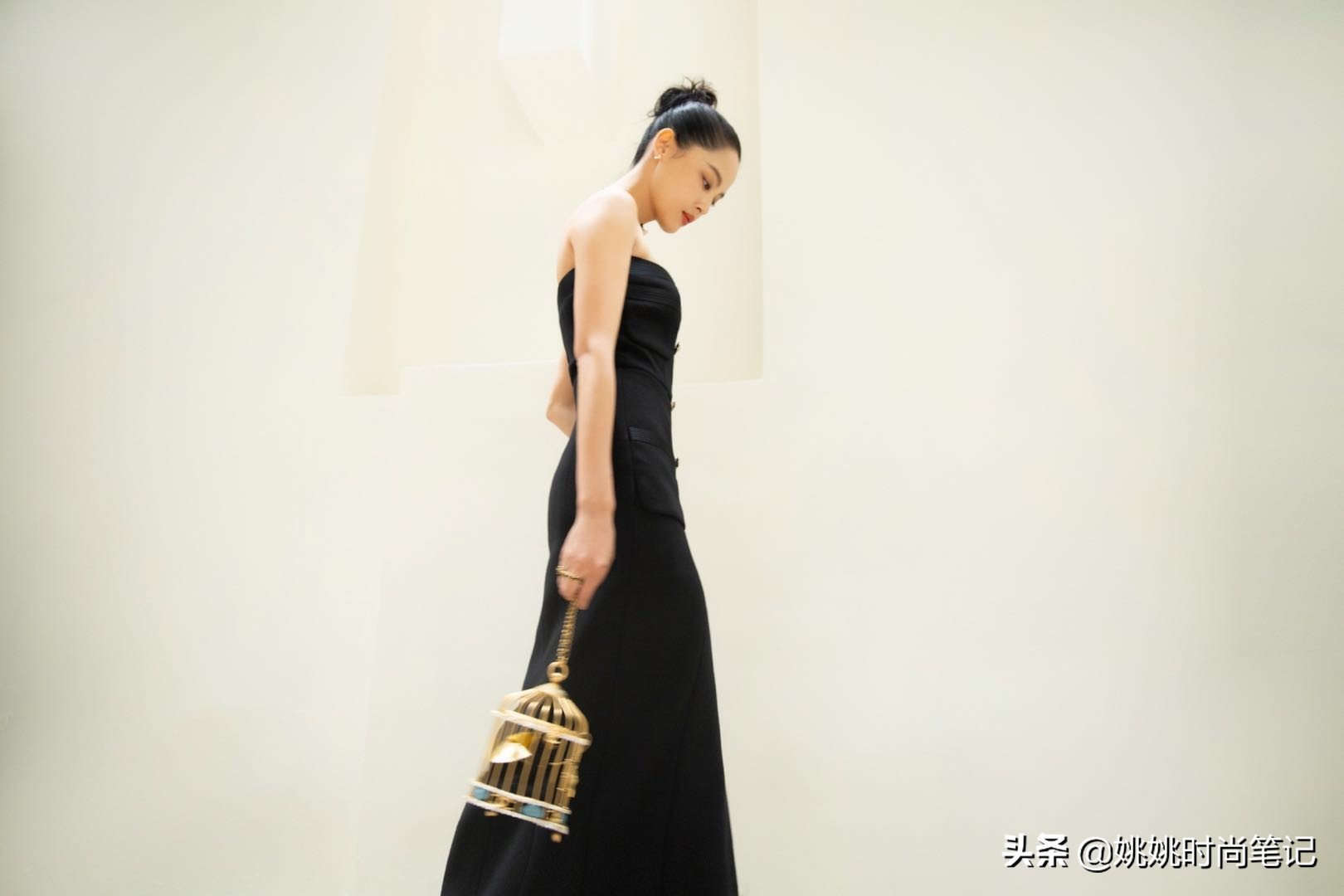 辛芷蕾香奈儿穿搭,辛芷蕾巴黎时装周穿白色拖地礼服