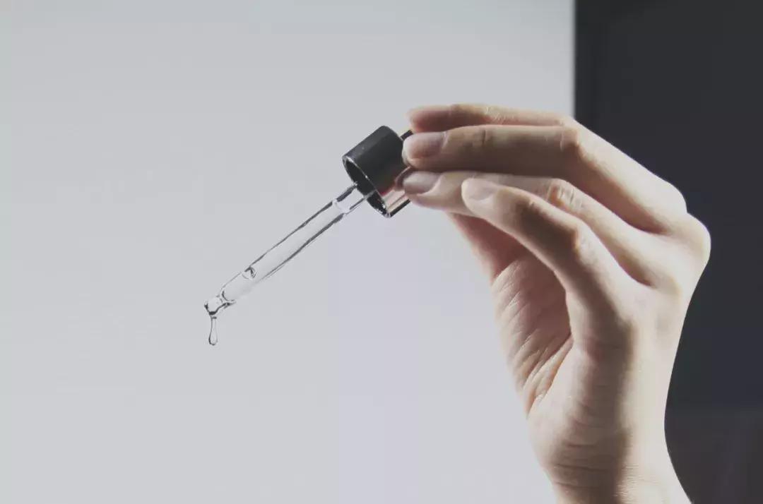 你皮肤那么水嫩，是谈恋爱了吧？