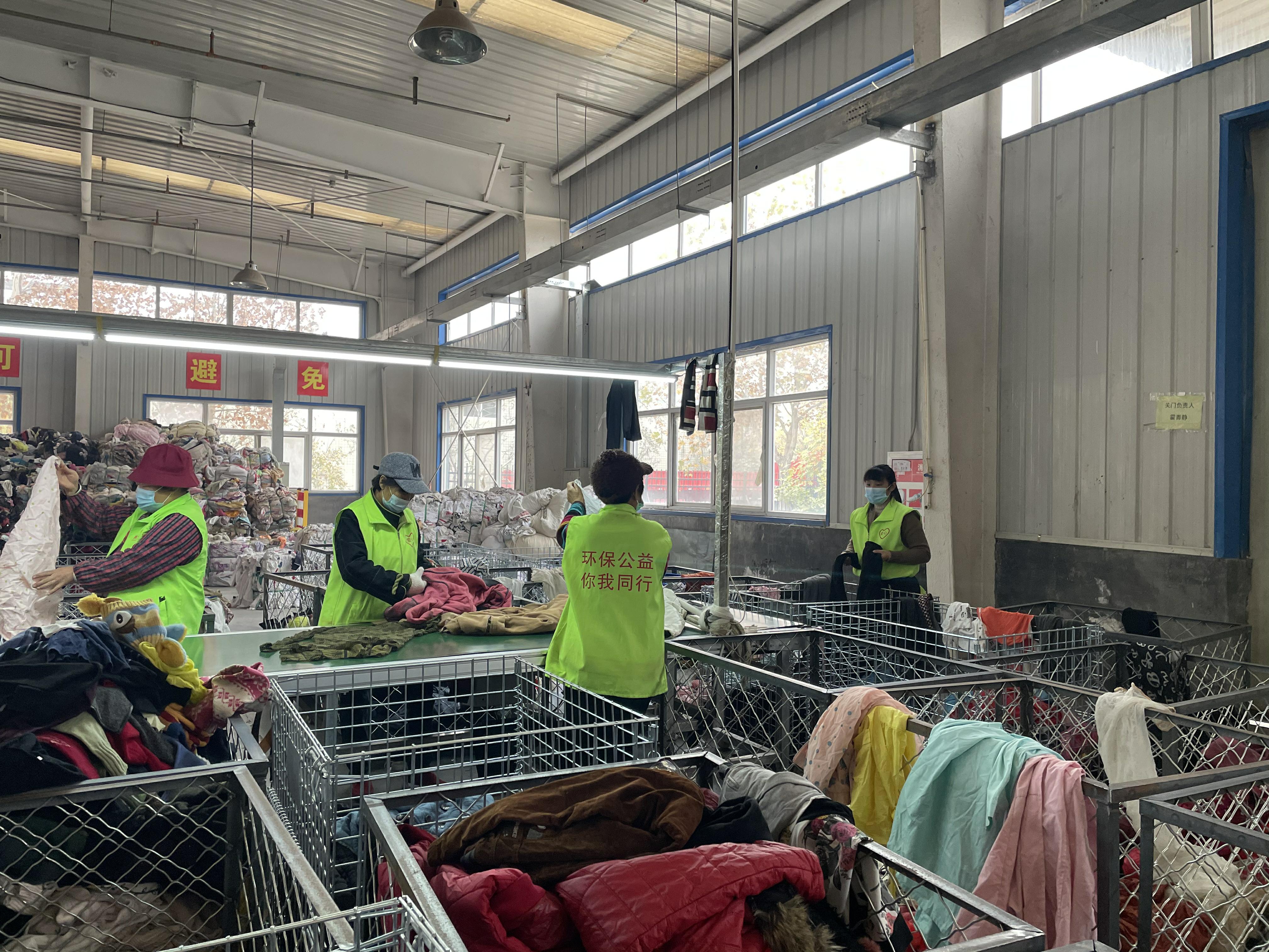 石家庄4000平米仓库里堆满了二手衣物：旧衣成吨出口非洲，在二手市场仅售几元