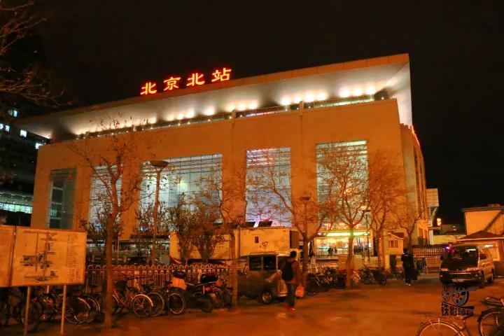 行人车辆请注意火车就要来了,行人车辆请注意火车来了不要抢道